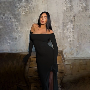 Robe longue noire élégante à épaules dénudées avec manches longues et fente latérale