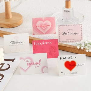 Assortiment de cartes de vœux minimalistes avec motifs de fleurs et de cœurs variés