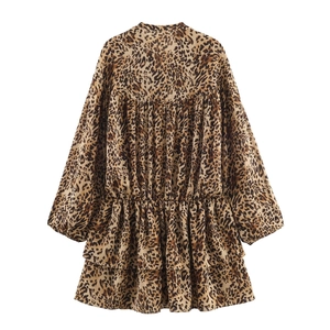 Vestito a maniche lunghe con stampa leopardata, balze a strati ed elastico in vita