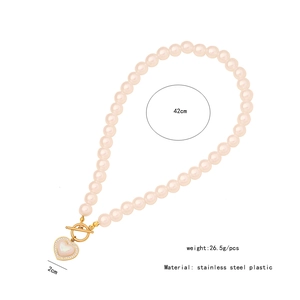 Détails du collier en perles roses avec pendentif cœur en cristal et fermoir OT