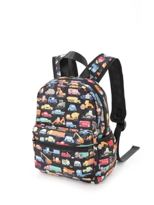 Nahaufnahme des schwarzen Rucksacks mit bunten 3D-Transportmotiven und praktischen Seitentaschen