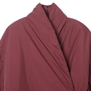 Detalle del cuello de chaqueta tipo kimono granate que muestra tela acolchada y textura