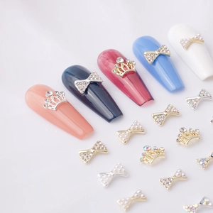 Détails de bijoux à ongles en alliage avec perles et strass sur faux ongles colorés