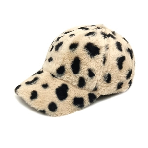 Détail de la casquette de baseball en peluche léopard montrant la texture douce