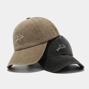 Distressed Baseballkappen aus gewaschener Baumwolle mit Delphin-Stickerei in Schwarz und Khaki