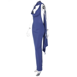 Détail de la robe moulante bleu foncé avec dos nu élégant et franges de châle en cascade