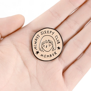 Always Sleepy Club Emaille-Pin mit Cartoon-Oma-Motiv auf einer Handfläche präsentiert