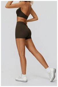 Dettaglio del set yoga marrone caffè con pantaloncini arricciati e reggiseno a spalline sottili