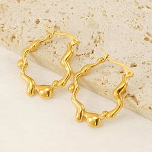 Boucles d'oreilles créoles dorées 18K en acier inoxydable avec texture lave moderne