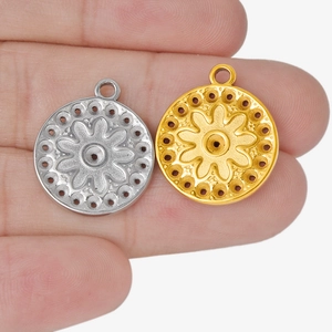 304 stainless steel circular flower pendant charms in gold and silver finish
