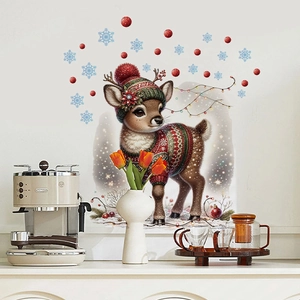 Détail de stickers muraux renne de Noël avec flocons de neige et décorations festives