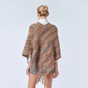 Châle en tricot ethnique avec motifs à vagues colorés et pompons vu de l'arrière