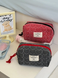 Détails des trousses en coton matelassé avec motif à carreaux et fermeture éclair