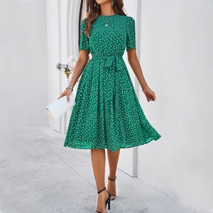 Robe midi évasée verte à pois avec manches courtes et ceinture assortie à la taille