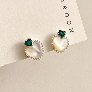 Elegant heart-shaped 925 sterling silver studs with green zircon and mother of pearl
