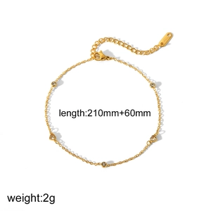 Detail der 210mm Gold-Edelstahlkette mit runden und herzförmigen Kristallen