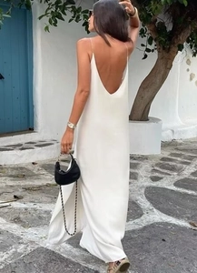 Dettaglio dell'abito midi in raso bianco con schiena a V profonda e spalline sottili