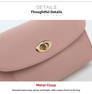 Gros plan d'un sac en cuir rose montrant le fermoir pivotant ovale en métal doré poli