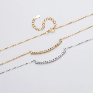 Détail de colliers sourire en argent sterling 925 doré et argenté avec zircons