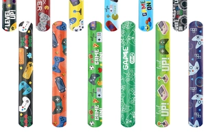 Vue détaillée de bracelets claques gamer avec imprimés vifs Level Up et Game On