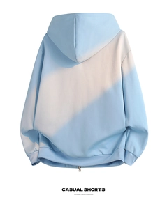 Makroansicht der blau-weißen Verlaufsstruktur auf dem Kapuzen-Strickpullover