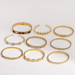 Neuf bracelets de luxe en acier titane doré pour femmes avec cristaux carrés et breloques