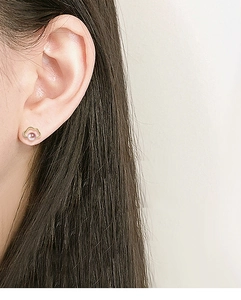 Close-up of golden cloud-shaped earring featuring a soft pink-purple freshwater pearl