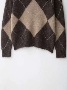 Détail du pull en mohair à motif losanges avec poignets et ourlet à côtes