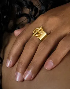 Primer plano de un anillo ancho de acero inoxidable dorado con cierre de palanca chic
