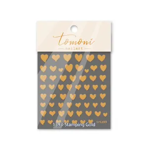 Detalle de pegatinas de uñas de corazón en pan de oro con varios tamaños en cartón