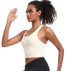 Détail des bretelles croisées sur le soutien-gorge de sport blanc sans couture en maille