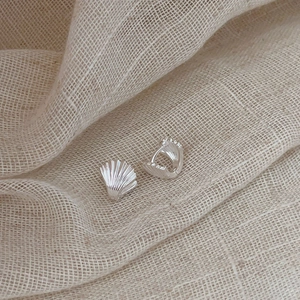 Orecchini a conchiglia in argento sterling 925 minimalisti su lino naturale rustico