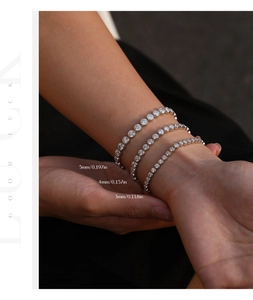 Detailweergave van 3mm, 4mm en 5mm VVS1 moissanite tennisarmbanden om de pols