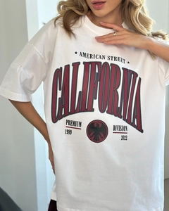 Κοντινό πλάνο με γράμματα California και American Street τυπωμένα σε λευκό βαμβακερό μπλουζάκι