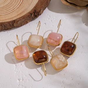 Trois paires de boucles d'oreilles carrées en résine rose, beige et marron avec crochets dorés