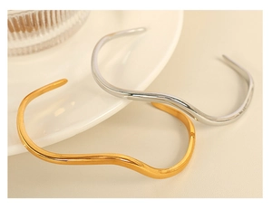 Détails de bracelets joncs ouverts ondulés minimalistes en finitions or et argent
