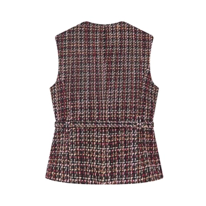 Rückansicht der rosa Tweed-Weste ohne Ärmel mit Taillendetail und gewebter Textur auf Weiß