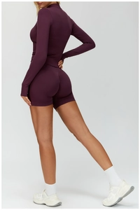 Vue détaillée d'un ensemble de yoga violet avec short galbant et tissu côtelé sans couture