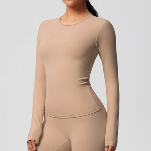 Détail de l'ensemble de sport nude à manches longues montrant la coupe ajustée et le tissu