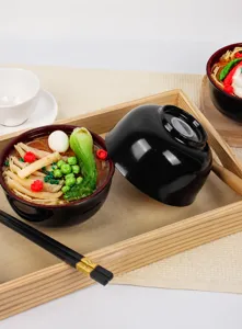 Vista dall'alto di un modello realistico di ramen giapponese con pasta su vassoio in legno