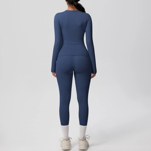 Détail de l'ensemble de yoga bleu marine avec coutures ergonomiques et coupe ajustée