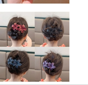 Détails de pinces à cheveux fleurs mates en bordeaux, noir, bleu marine et violet
