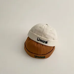 Berretti vintage in cotone per bambini in beige e marrone con ricamo Unice ricamato