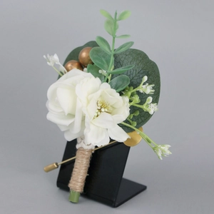 Boutonnière rose blanche élégante avec eucalyptus et ficelle de jute pour le marié
