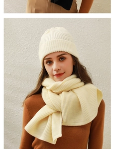Detaillierte Strickstruktur von cremeweißem Beanie und passendem Schal-Set für Damen
