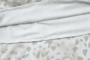 Détail du tissu en mesh à imprimé léopard avec doublure blanche et couture de qualité