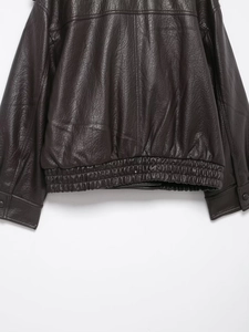 Vue détaillée de la veste en cuir marron foncé avec taille et poignets élastiqués