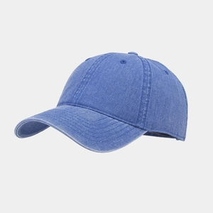 Détail de la casquette de baseball en coton bleu délavé montrant la texture sergée