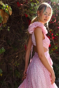Detail of floral backless maxi dress with ruffled shoulders and pink flower print
