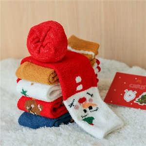 Gros plan de chaussettes de Noël épaisses en polaire corail avec motifs cerf et sapin